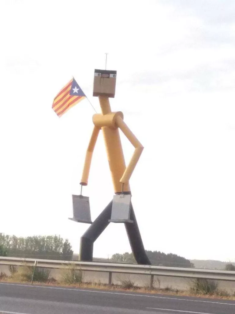 Col·loquen i retiren una estelada a l’escultura vora l’A-2 a Sidamon