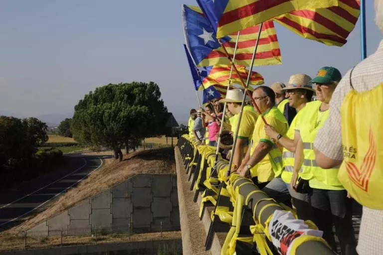 Pancartes i llaços grocs pels independentistes presos als ponts