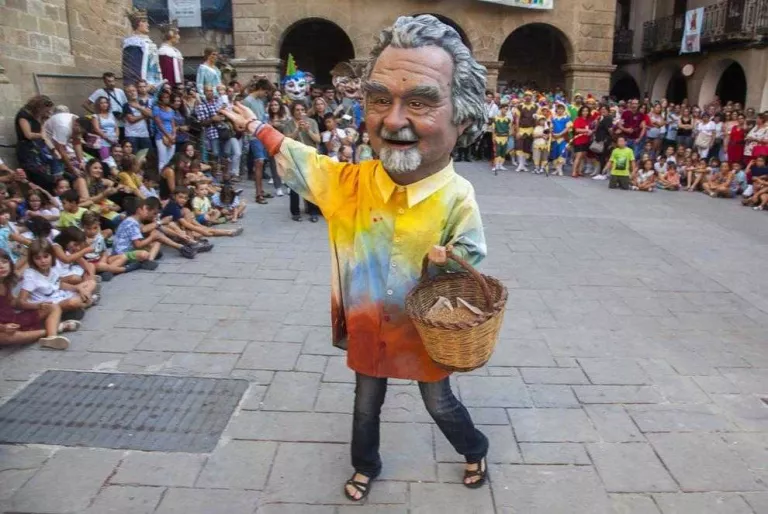Agramunt presenta Lo Guino, el capgròs que homenatja Josep Guinovart