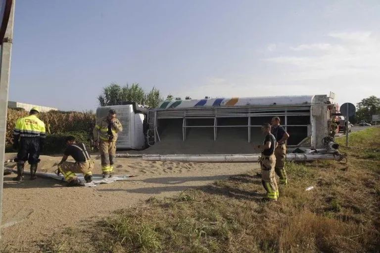 Tallat cinc hores un accés a Balaguer al bolcar un camió