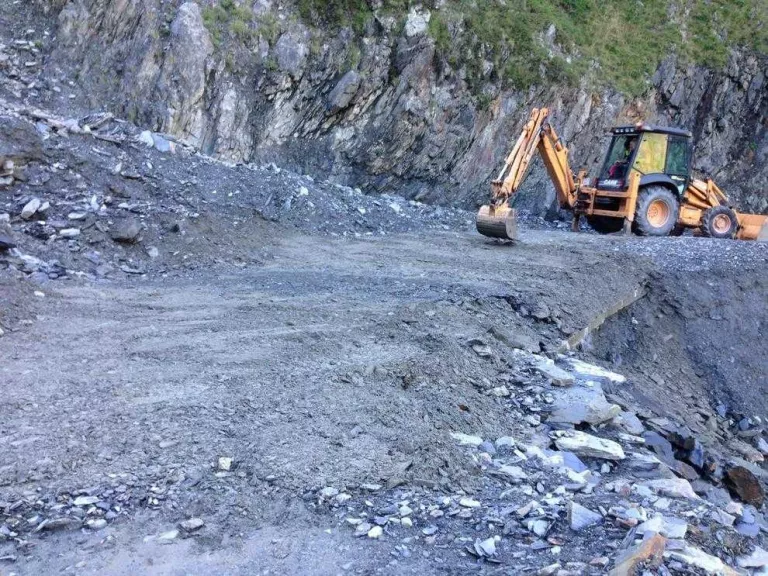 Tallat un carril de l’N-240 per roques a prop de Vinaixa i nova allau a Aran