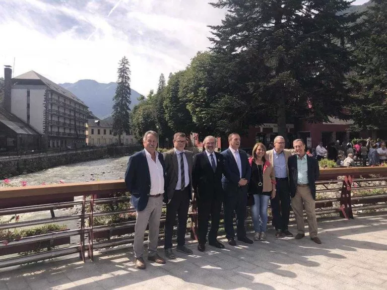 Les estrena la passarel·la del riu cinc anys després