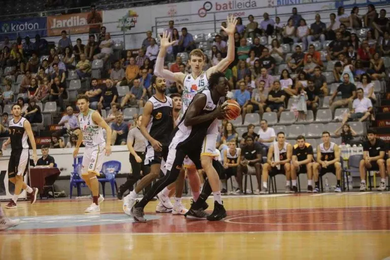 El Lleida es queda amb el trofeu