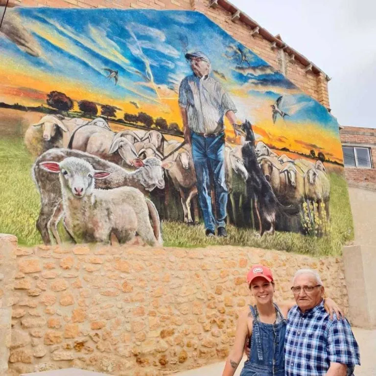 Mural de Lily Brik a Juncosa com a tribut a un pastor de 94 anys
