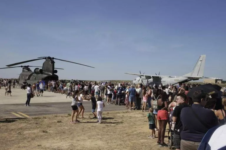 La Festa al Cel converteix de nou Alguaire en capital mundial de les acrobàcies aèries