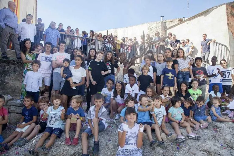 Homenatge de Vilagrassa als nens i nenes amb un ametller