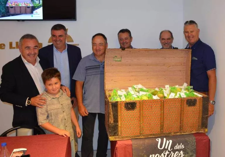Asaja promociona la fruita i regala 15.000 peces a visitants de Sant Miquel