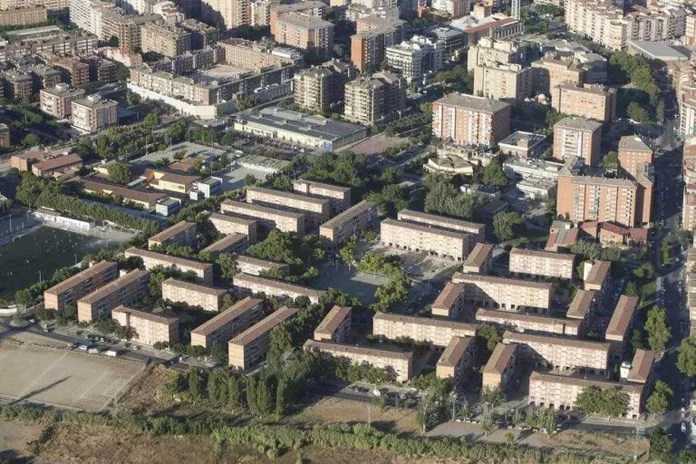 Bancs deuen 13.400 euros per l’aigua de pisos okupats en un bloc