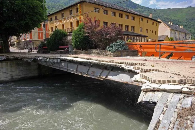Condemnat per construir un mur il·legal al riu Garona