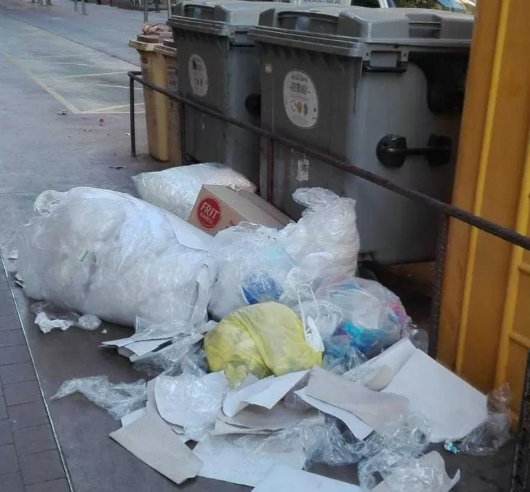 Sanció a un comerç de Tàrrega per tirar residus fora del contenidor
