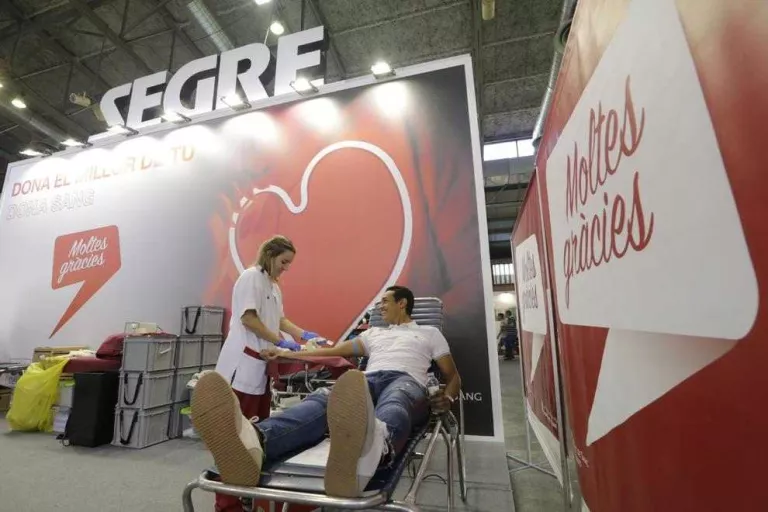 Més de cent lleidatans donen sang a l’estand de SEGRE durant la Fira