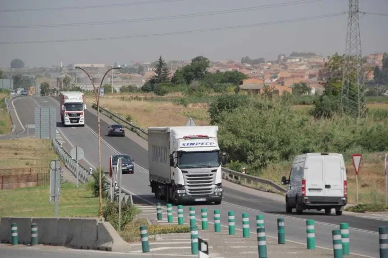 Marxa lenta de camions contra la desviació a l’AP-2