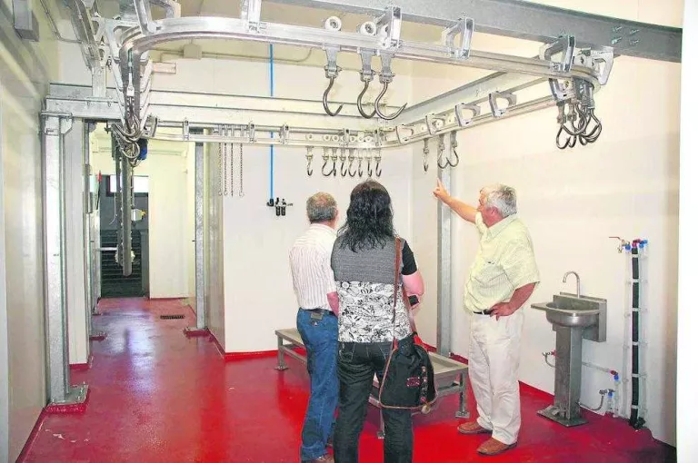 Tanquen l’escorxador de Sort per una carn de caça major