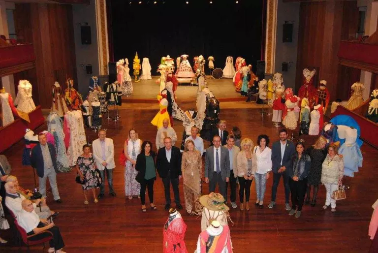 Exposició de mig miler de vestits de paper a Mollerussa