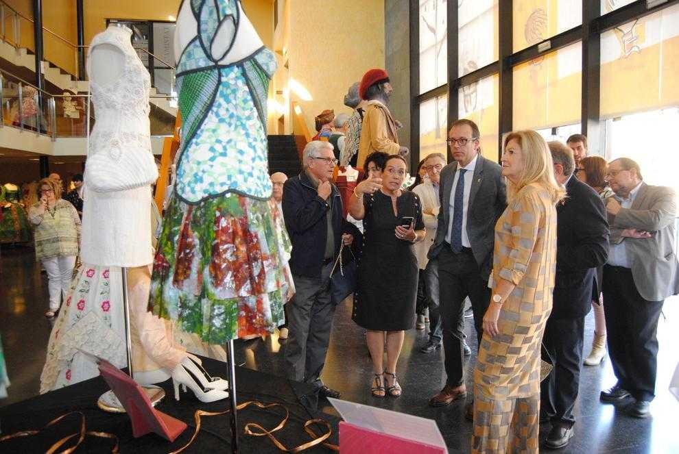 Exposició de mig miler de vestits de paper a Mollerussa
