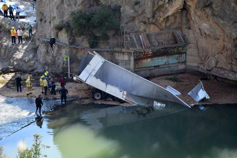 Mor un camioner al caure al riu Segre des del pont de Peramola