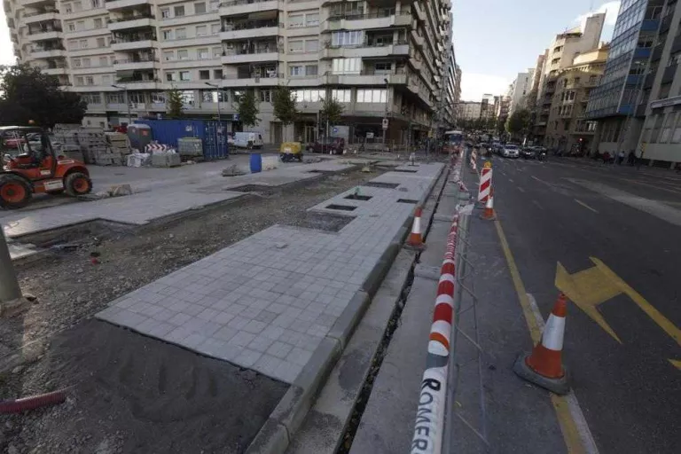 Veïns lamenten “la lentitud i el caos” de les obres del carril bici a l'avinguda Catalunya