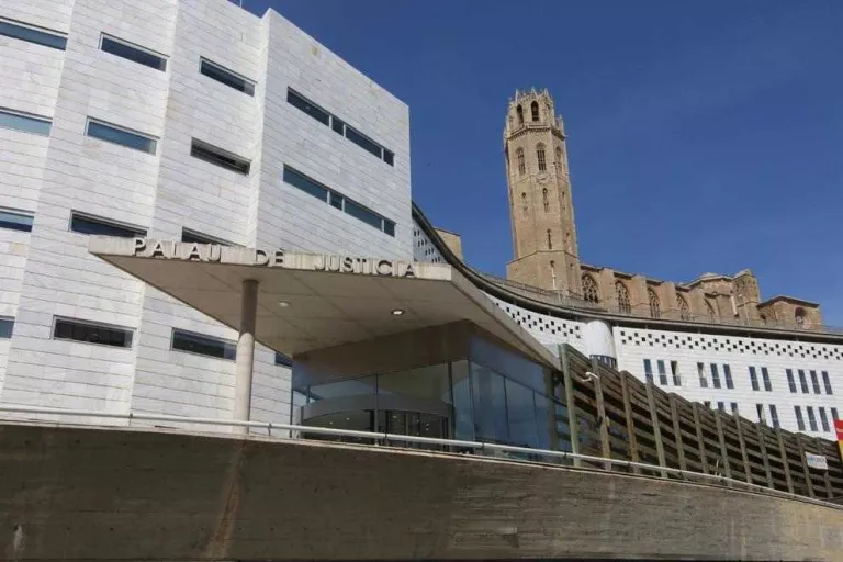 Li neguen una indemnització de 162.000 € per “dedicar-se a la família”