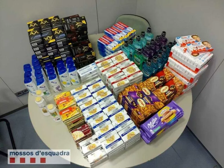Tres detinguts per robar en dos supermercats de Mollerussa