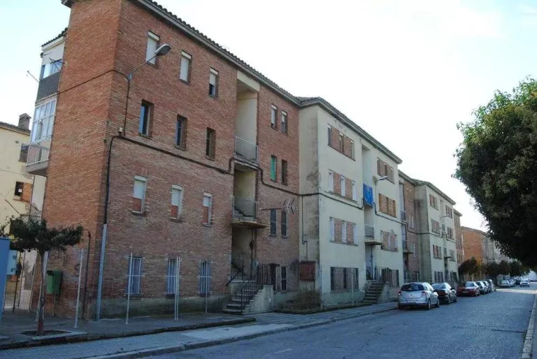 Rehabilitar un dels edificis del Grup Sant Isidori costaria 800.000 euros