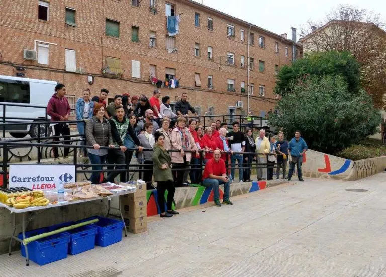 Joves voluntaris ajuden a millorar jardins de la Mariola