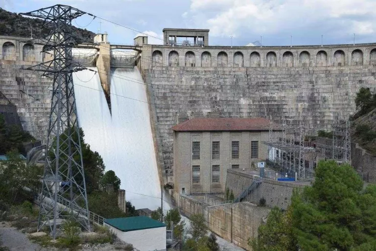 El pantà d'Oliana obre comportes davant de la previsió de pluges