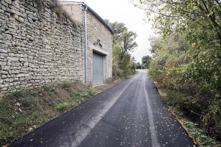Comabella estrena el camí del cementiri