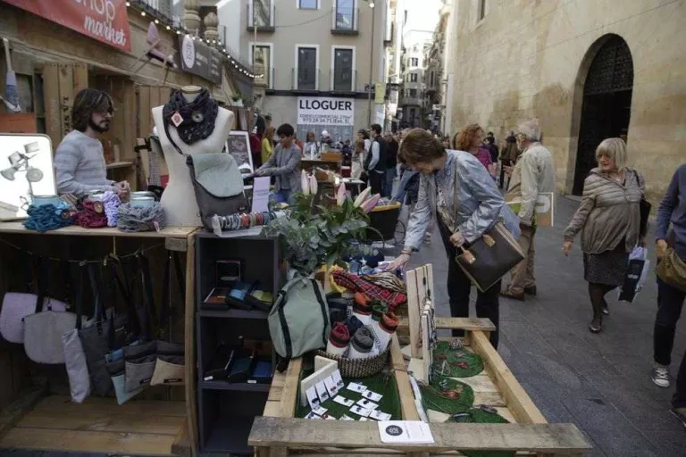 Proposaran que comerços tanquin un dia a les set de la tarda