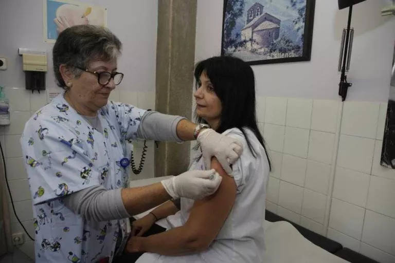 El personal sanitari inicia la campanya de vacunació contra la grip