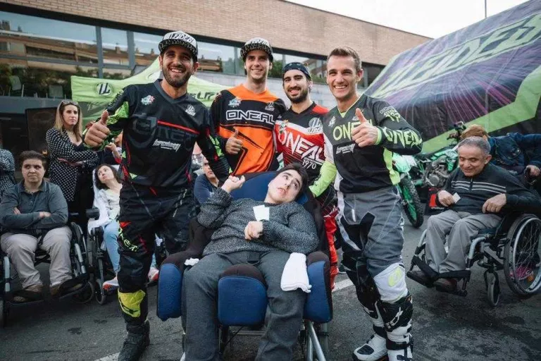 Acte solidari de mototeràpia del Lleides Team amb membres d'Aremi