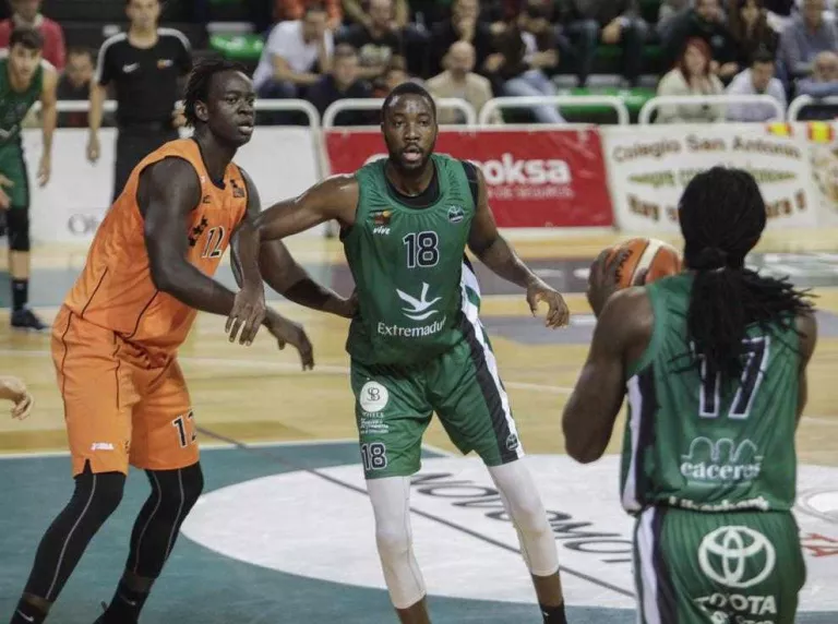 Mbaye assoleix els 300 rebots amb el Força Lleida