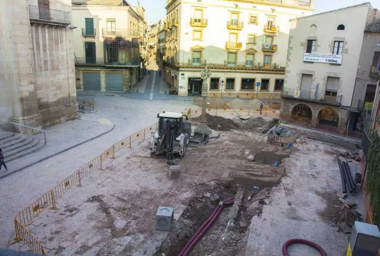 La plaça Major de Tàrrega, ‘aixecada’ per reformar-la