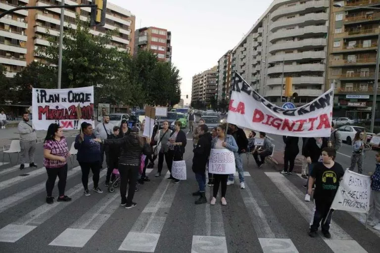 Els veïns de la Mariola tallen passeig de Ronda per demanar un pla social per al barri