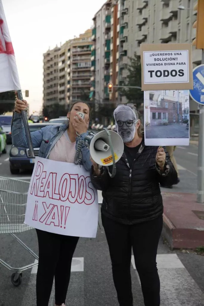 Els veïns de la Mariola tallen passeig de Ronda per demanar un pla social per al barri