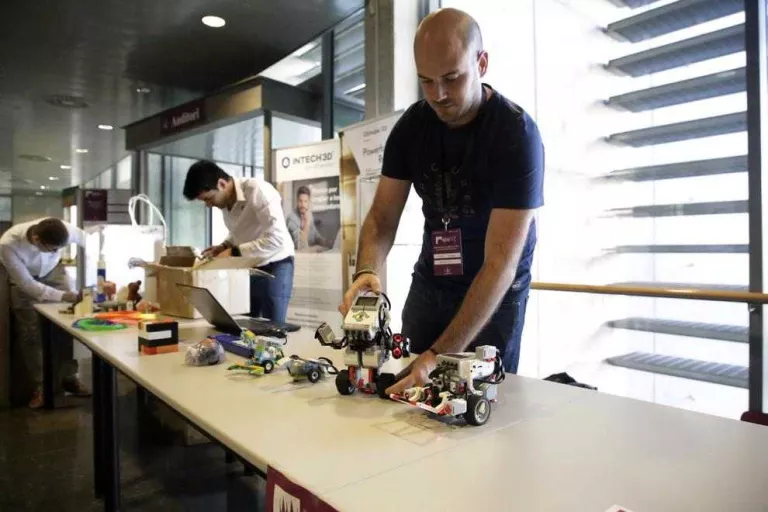“La innovació tecnològica no és sinònim de progrés”