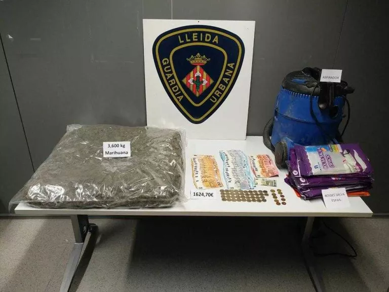 Tres detinguts amb 3,6 quilos de marihuana en un vehicle
