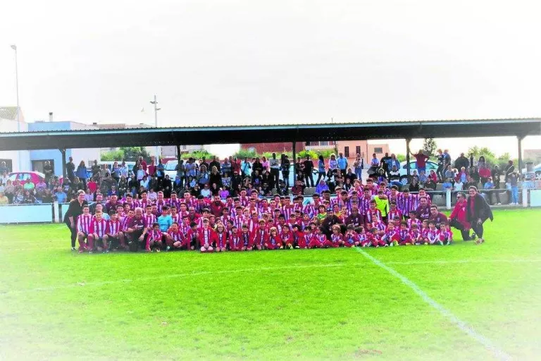 El Fondarella presenta els seus 114 futbolistes