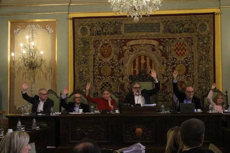 Llum verda a la congelació de taxes el 2019 amb els vots del PSC i Cs