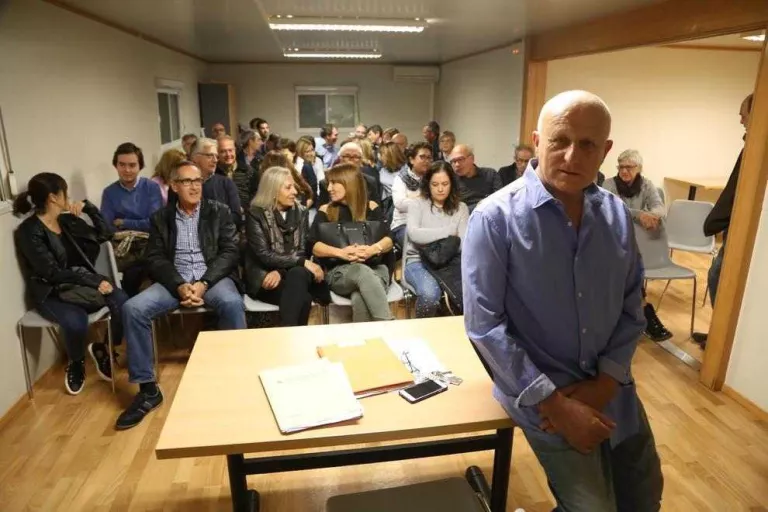Els contraris als camps del FiF presideixen Ciutat Jardí