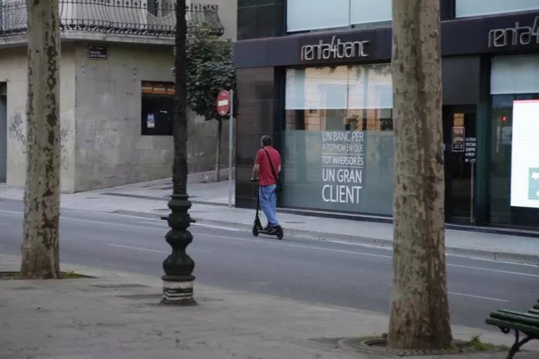 La Paeria prohibeix la circulació amb patinets elèctrics als menors de 16 anys