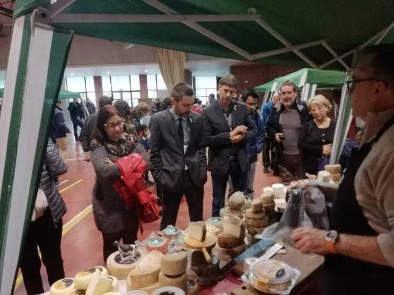 La fira de formatges del Palau d’Anglesola supera el mal temps