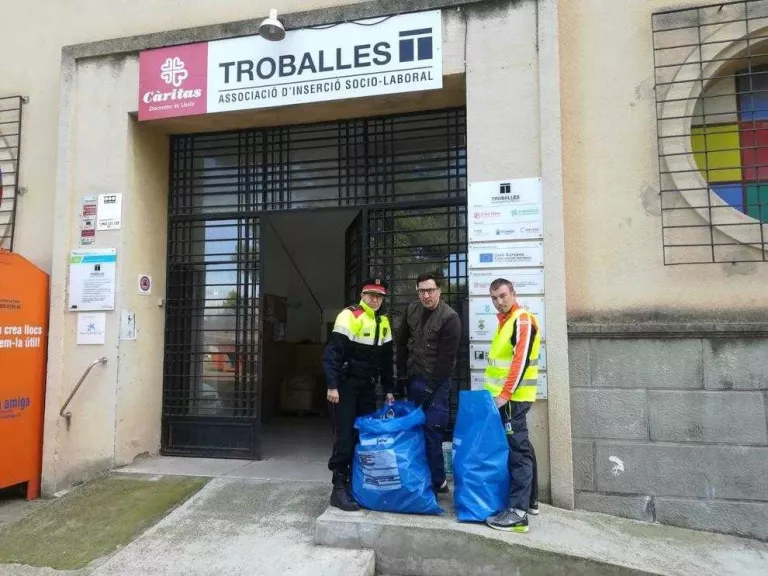Mossos donen a Càritas material decomissat en una estafa