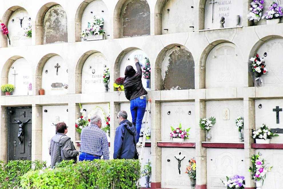 El record inunda els cementiris lleidatans