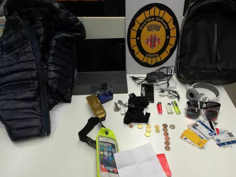 Detingut per robar en cinc vehicles a Cappont