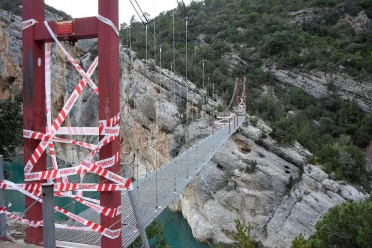 Tancada per inestable la passarel·la penjant de Mont-rebei