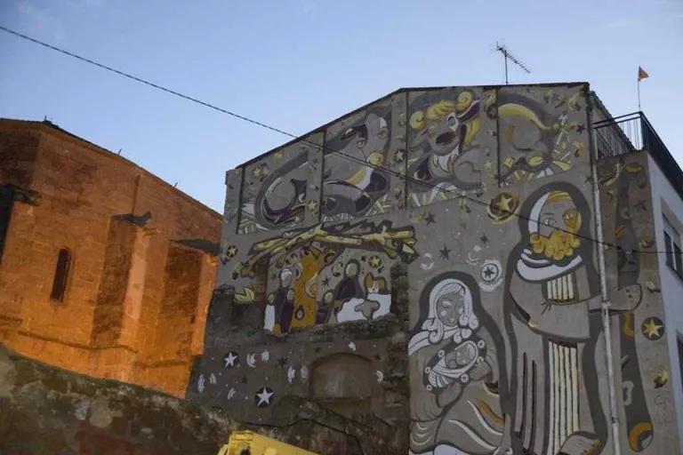 Ultimen el nou mural del pessebre vivent de Linyola