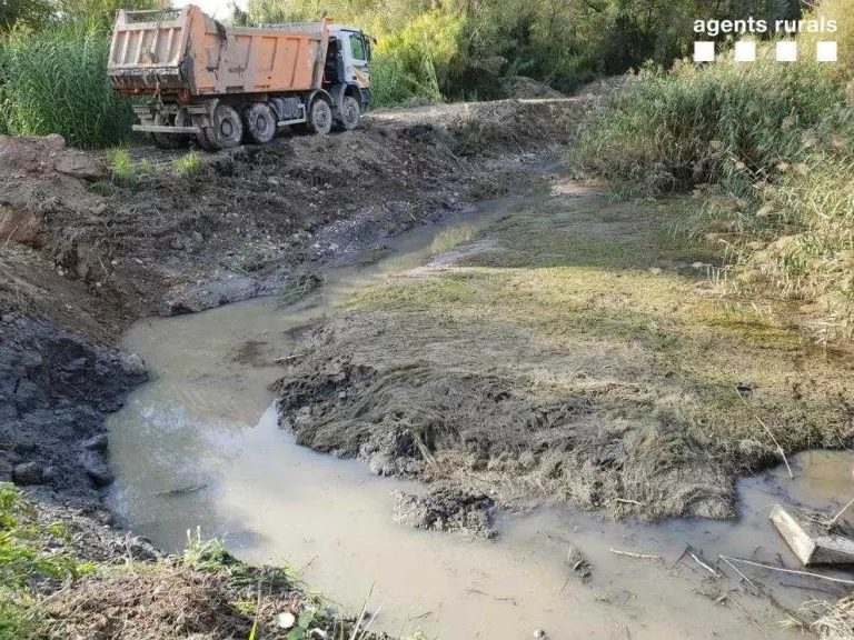 Denuncien una gravera d’Algerri per abocaments al riu