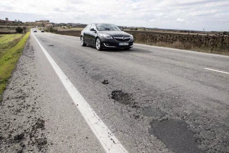 Sots a la via de Tàrrega a Guissona a l'any de reparar-la