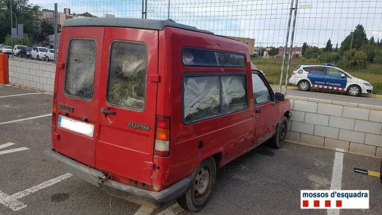 Tres detinguts a la Caparrella per transportar 'maria' en una furgoneta