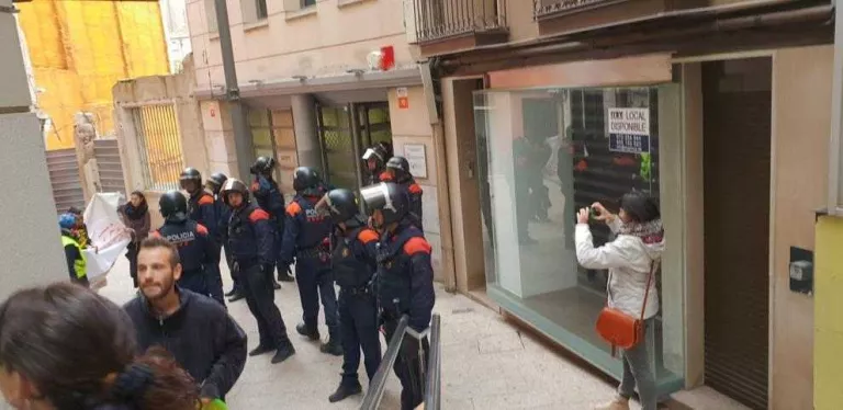 La PAH ocupa Habitatge per evitar que desallotgin una família okupa